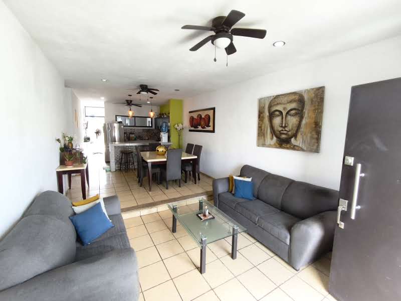 Sala amplia de casa en venta al Poniente de Mérida en Amapola