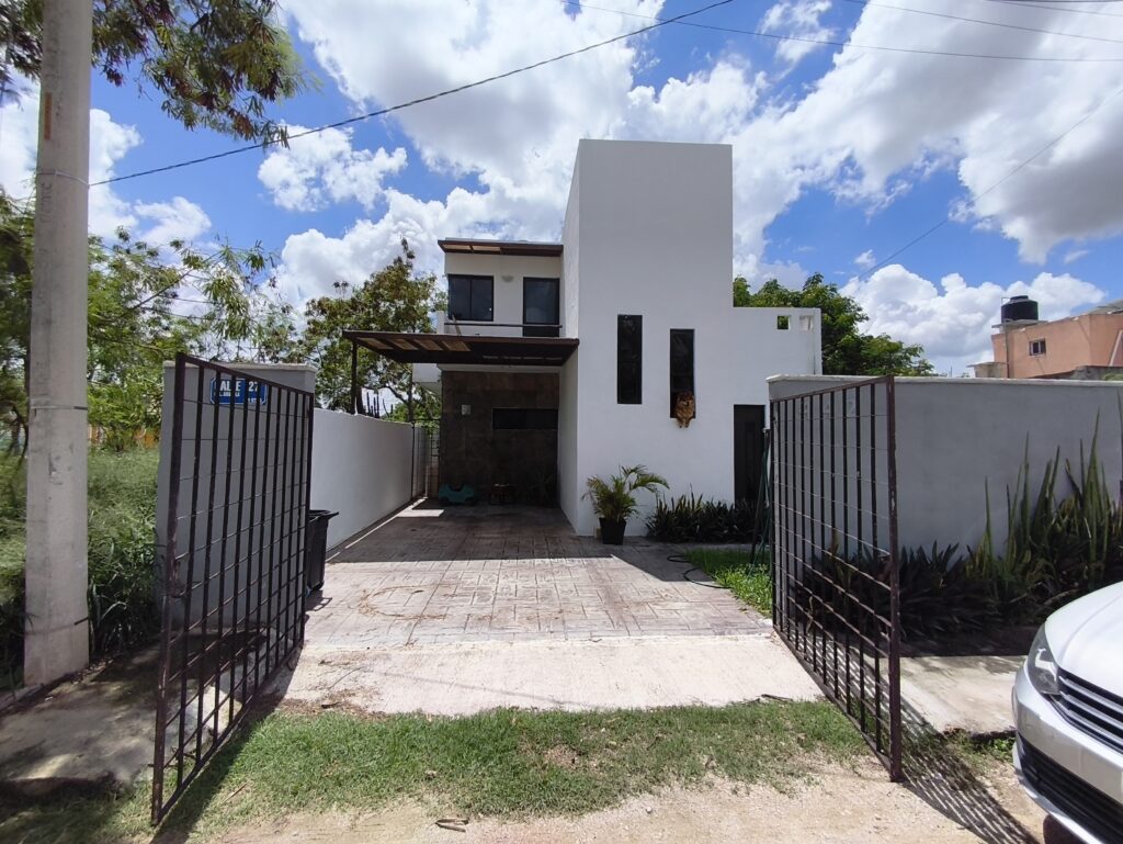 Casa en venta al Poniente de Mérida en Amapola 