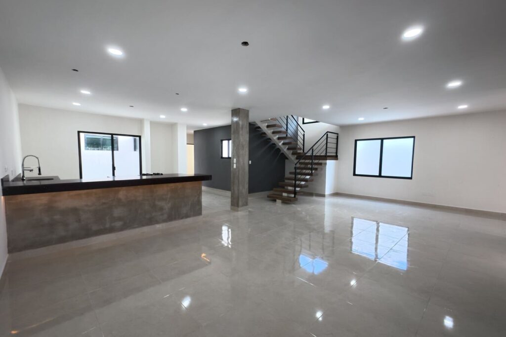 Cocina integral con meseta de granito en casa en venta en Dzityá