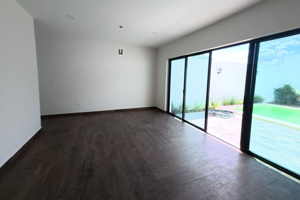 Recámara secundaria con vista a la piscina en casa en venta en Dzityá
