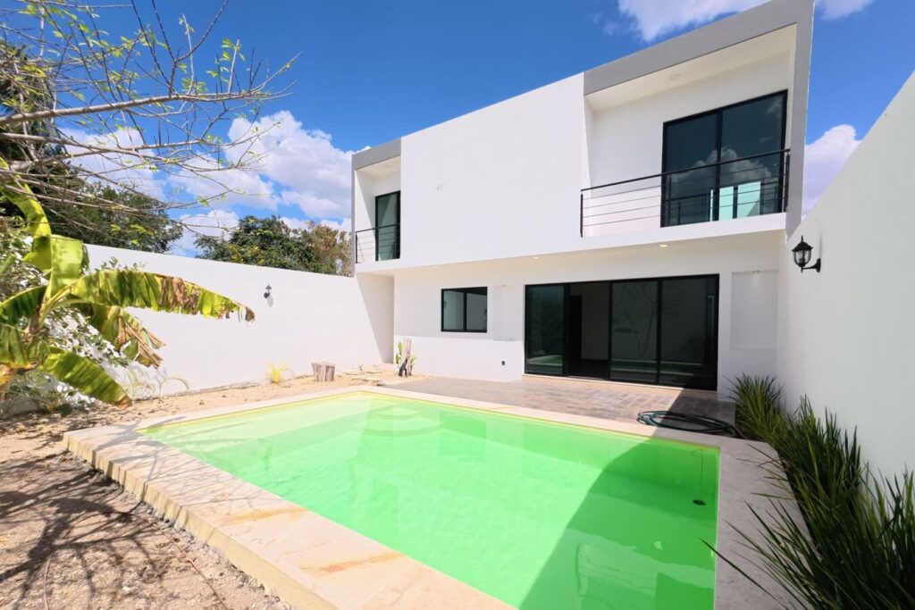 Alberca con acabado chukum y jardín de casa en venta en Dzityá Mérida