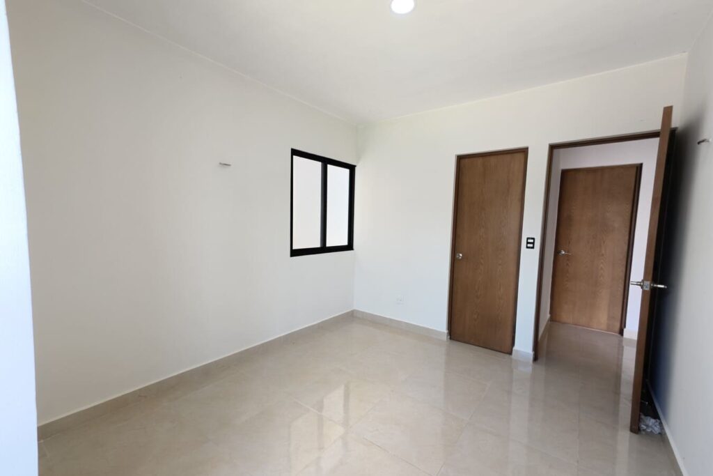 Recámara principal con clóset vestidor en casa en Mérida Norte, Dzityá