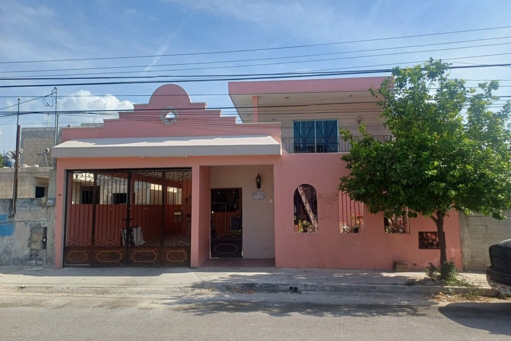 Casa en venta en Francisco de Montejo Mérida fachada principal con cochera techada
