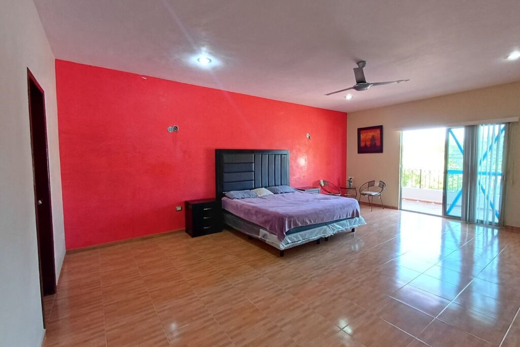 recámara principal con balcón en casa en venta en Francisco de Montejo Mérida